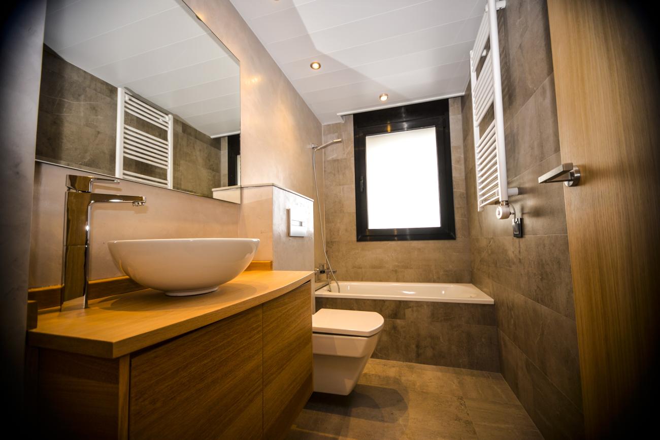 master bathroom and tub - Ballard & Mensua